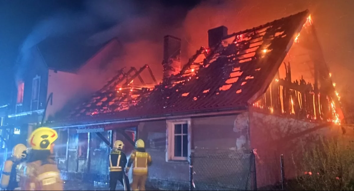 Pożar budynku mieszkalnego w Łomczewie – jedna osoba poszkodowana