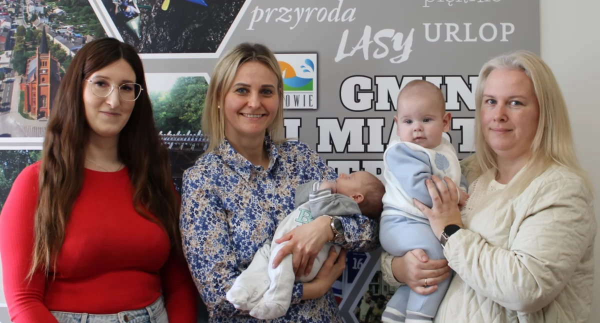 Nowi mali mieszkańcy w gminie Jastrowie. Leon i Grzegorz powitani przez burmistrz Ewę Winkowską