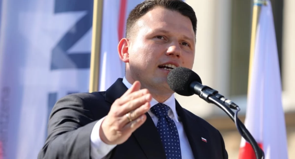Sławomir Mentzen w Złotowie – wśród zebranych na Placu Paderewskiego sporo młodych osób