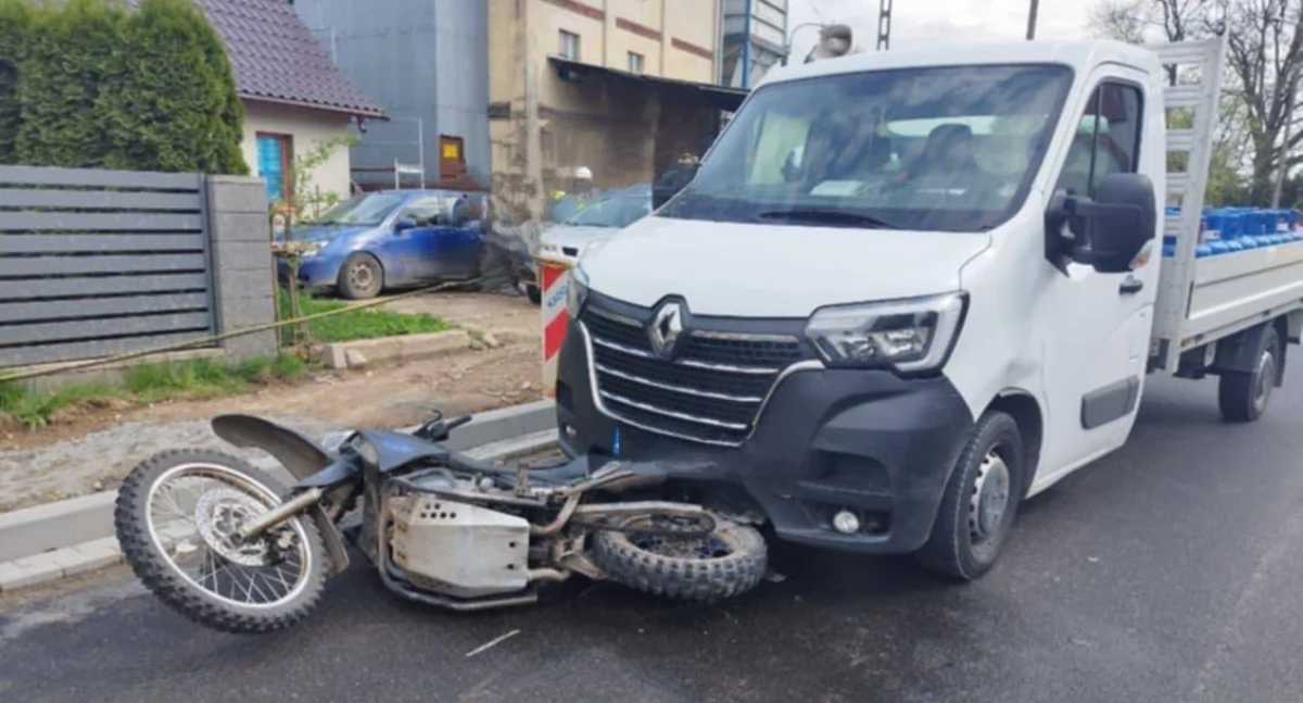 Motocyklista wjechał pod busa. Los był łaskawy