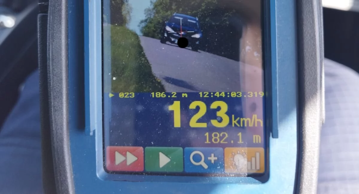 Wpadł na policyjną kontrolę – ponad 120 km/h w terenie zabudowanym!