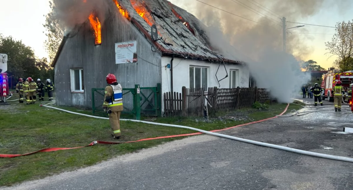 Dramat w Drawieniu. Dom stanął w ogniu – ratowali strażacy z Lotynia i okolic