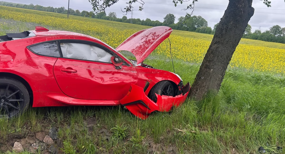 Groźnie na krajówce w Lotyniu – na śliskiej drodze nie zapanował nad sportową Toyotą