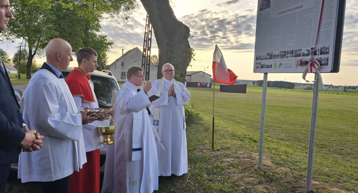 W Czernicach poświęcili tablicę z historią wsi 