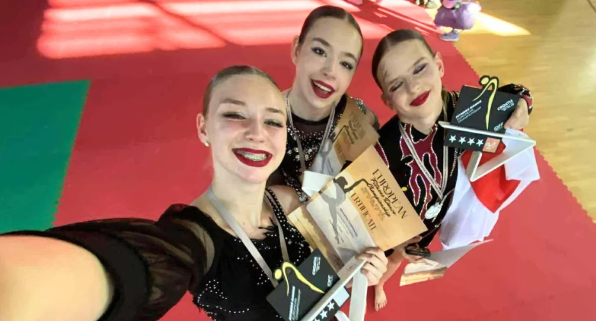 Michalina Czepkowska, Maja Zabrocka, Dominika Dendek, Tatiana Kruczyńska z medalami Mistrzostw Europy