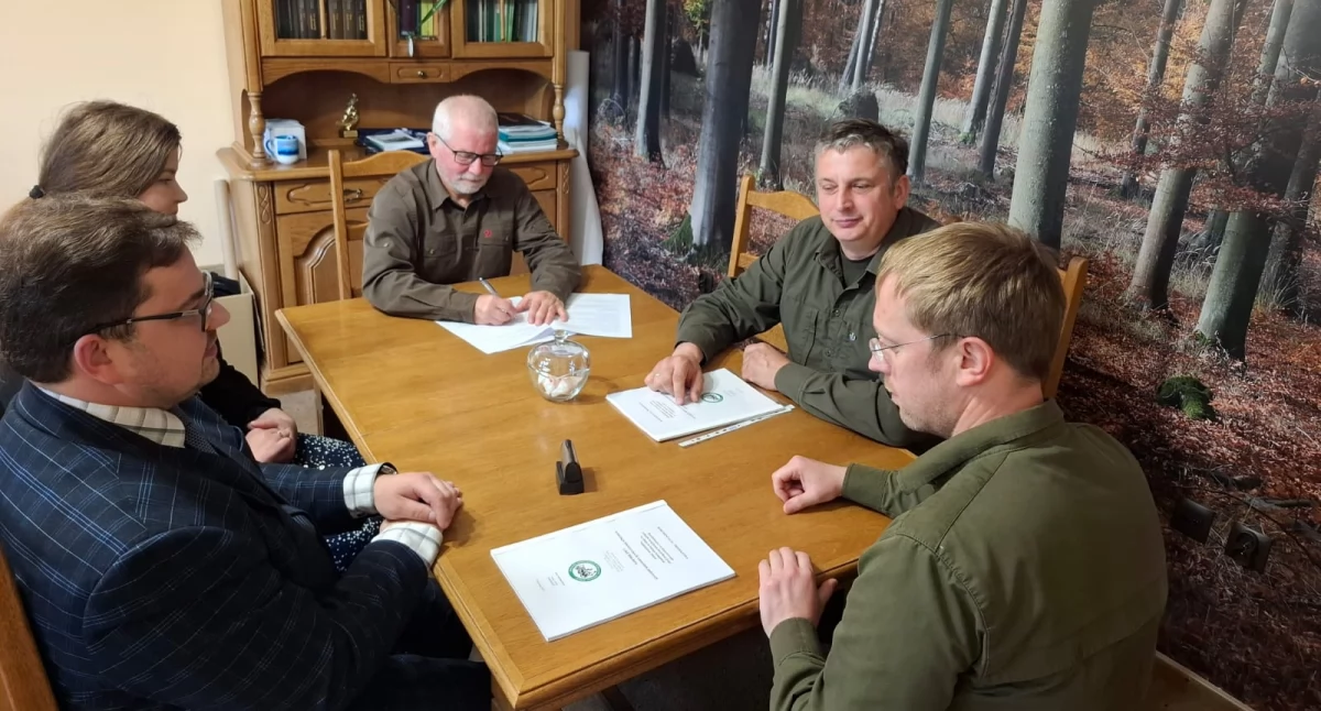 Nadleśnictwo Złotów i Stowarzyszenie „Robak” będą współpracować. Wspólny projekt w Ptuszy