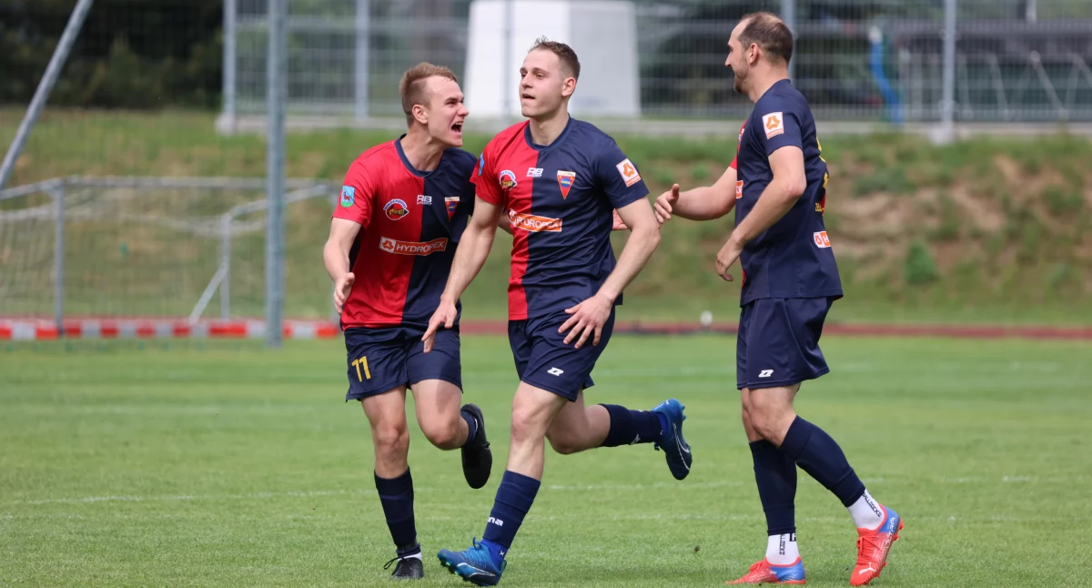 Na finiszu Unia Wapno i Sparta Złotów idą łeb w łeb! Stawką awans do V ligi