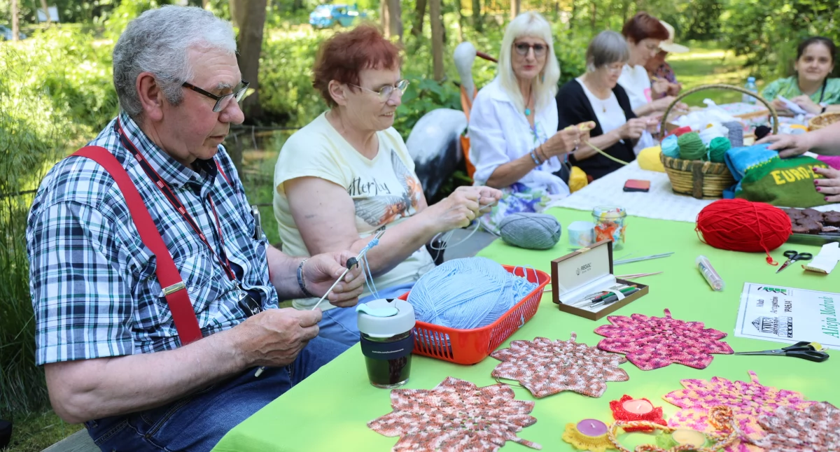 Dzierganie łączy pokolenia – wyjątkowe spotkanie w Zagrodzie Krajeńskiej
