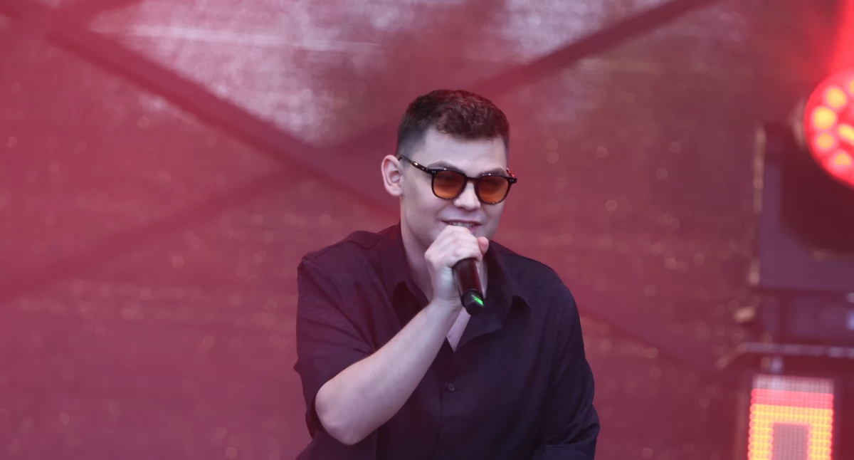 Miłosz Muzioł na scenie Euro Eco Meeting. 