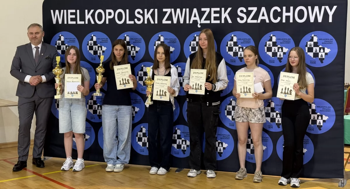 Amelia Witkowska na podium szachowych Mistrzostw Wielkopolski Juniorów