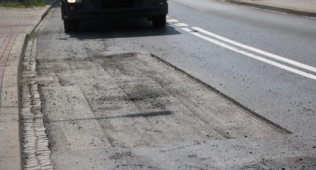 Dziury znikają z Domańskiego. Ruch sterowany ręcznie