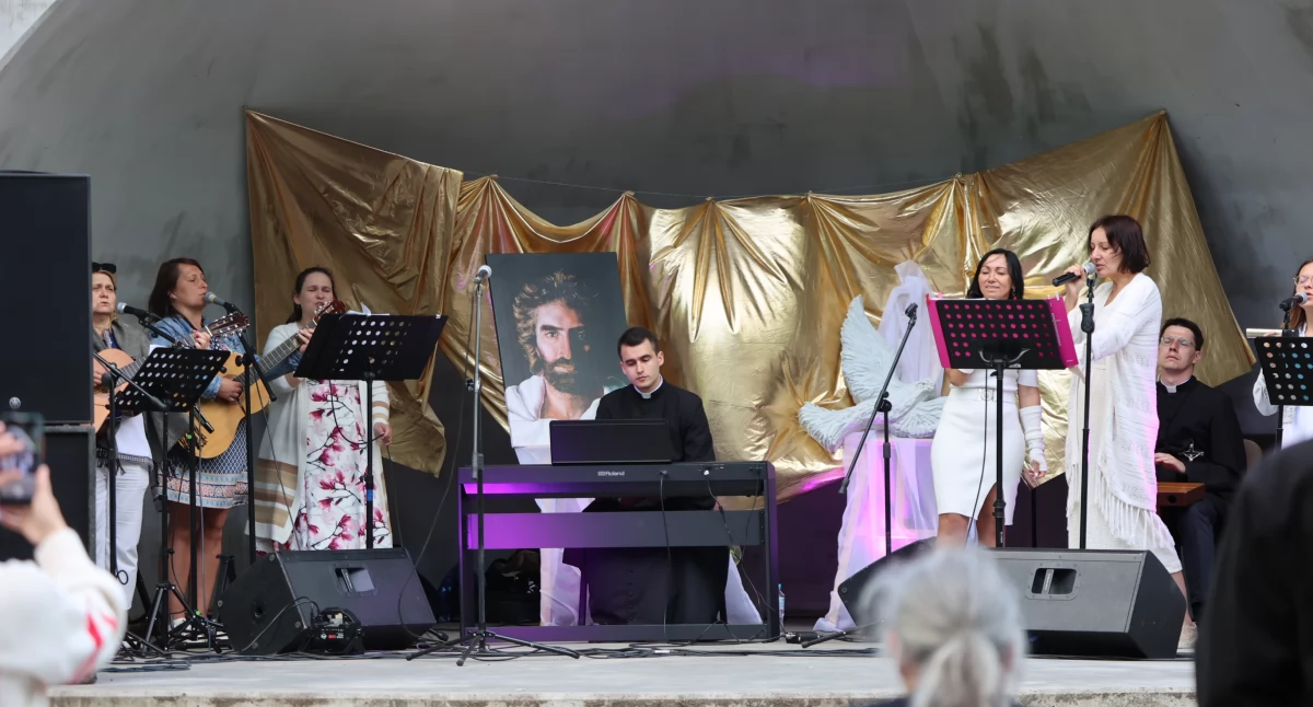 Park pełen modlitwy. Koncert „Jezus żyje” przy scenie w parku