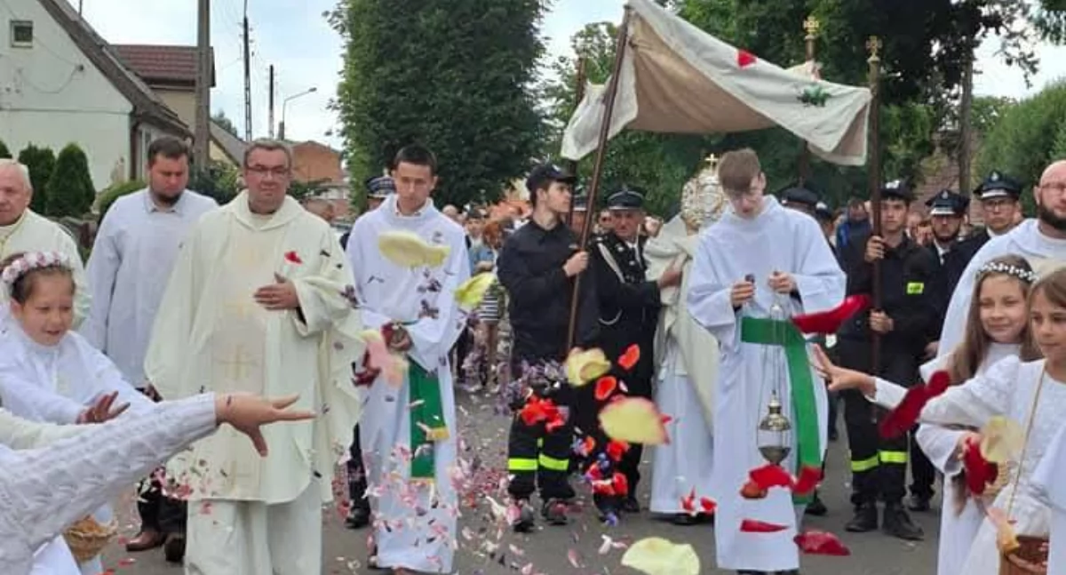 Wierni z Krajenki uczcili Boże Ciało tradycyjną procesją