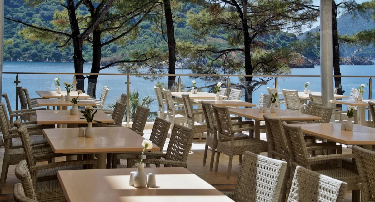 Jak prawidłowo rozmieścić meble w restauracji? Zasady ergonomii
