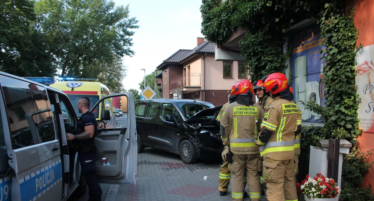 Wjechał w ogrodzenie w centrum Złotowa