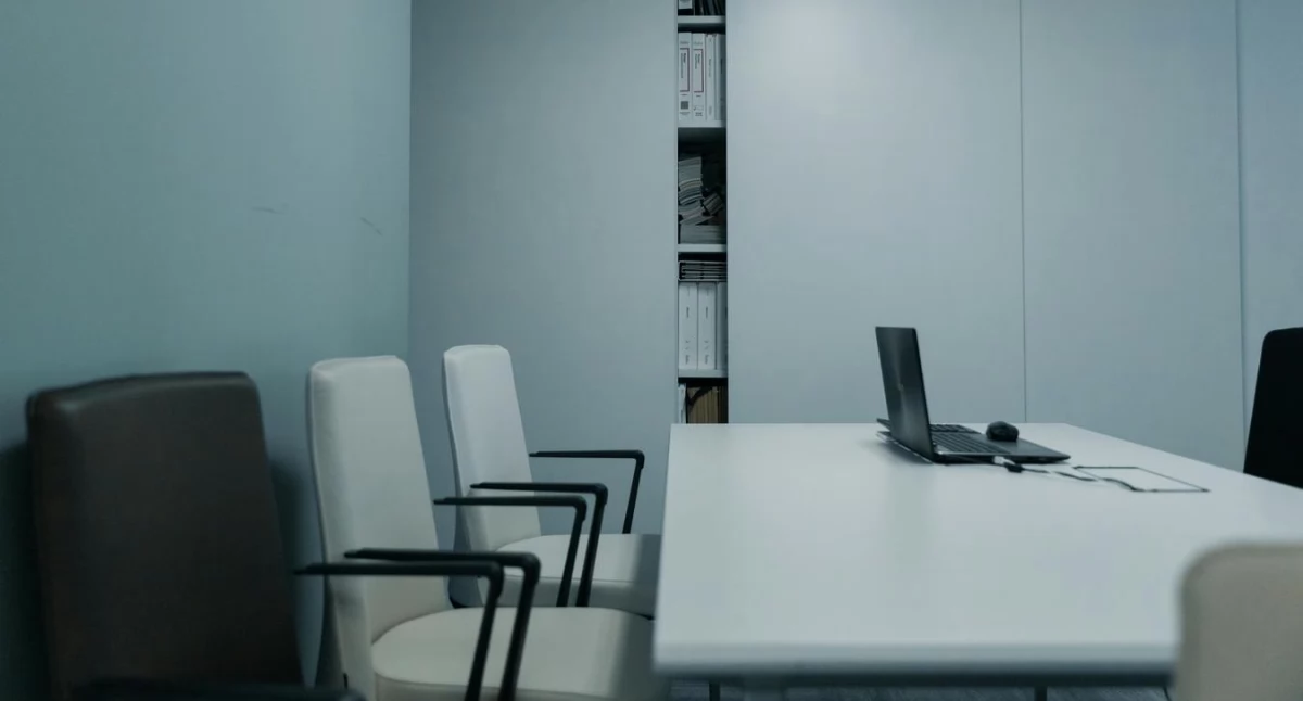 Organizacja dokumentacji w nowoczesnym miejscu pracy – rola szaf metalowych