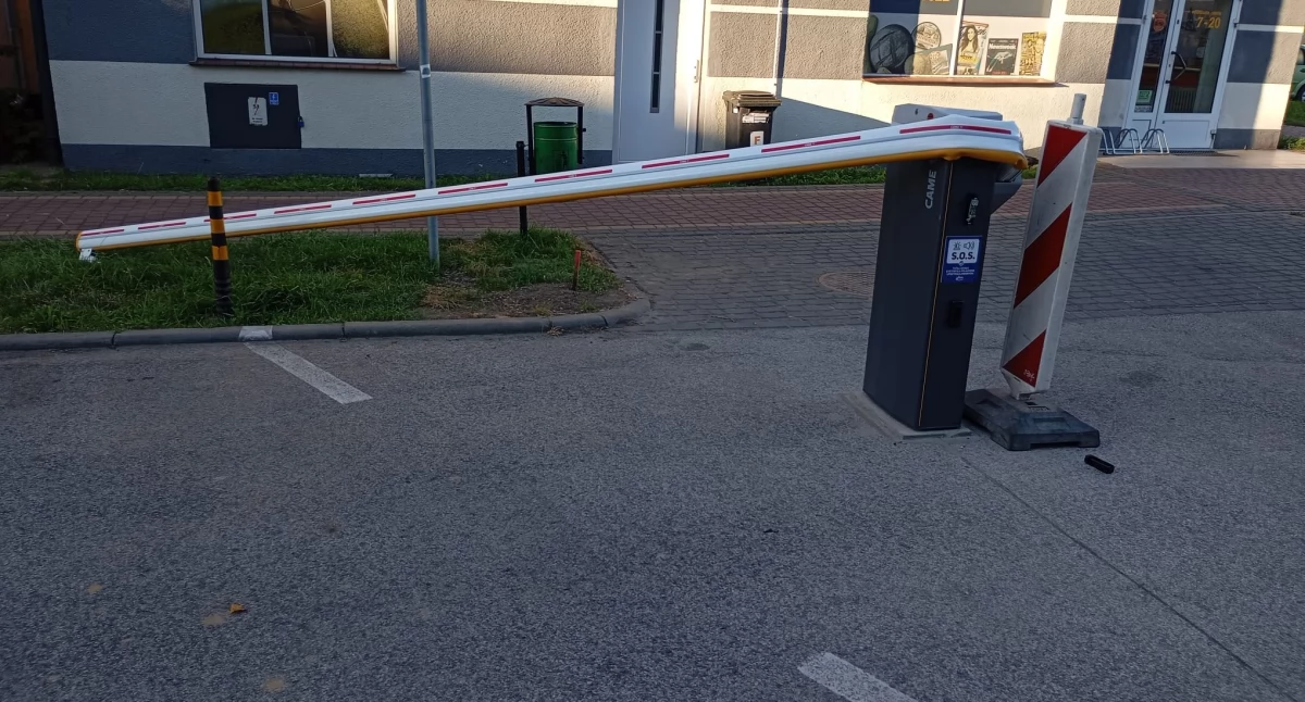 Dopiero co zamontowane, a już zniszczone. Nocny incydent na osiedlu