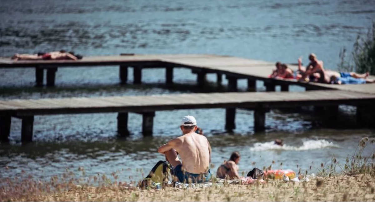 Sinice na złotowskich plażach. Kąpiele wstrzymane do odwołania