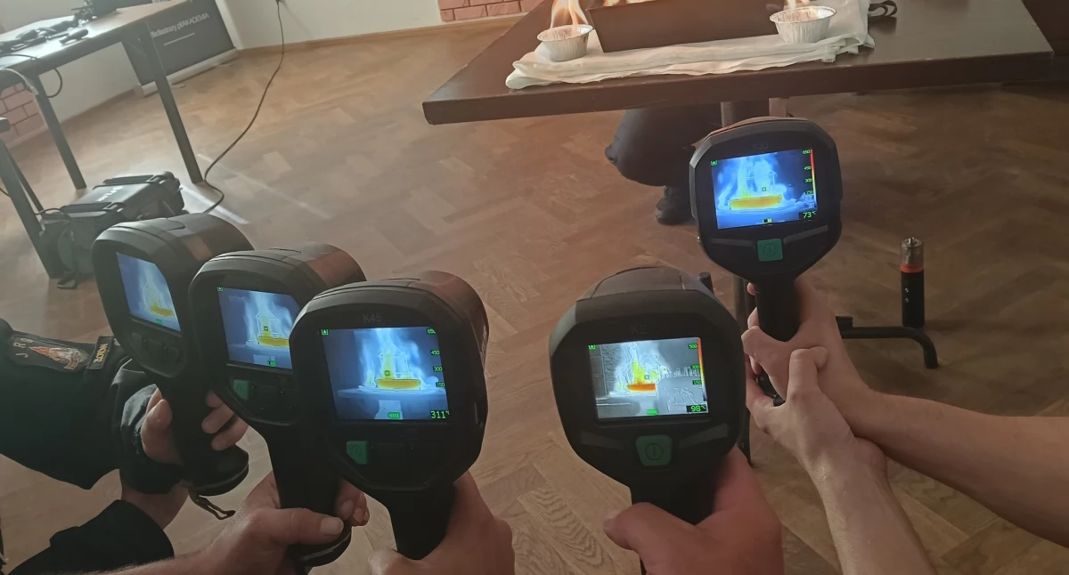 Strażacy z Zakrzewa szkolili się z obsługi kamery termowizyjnej