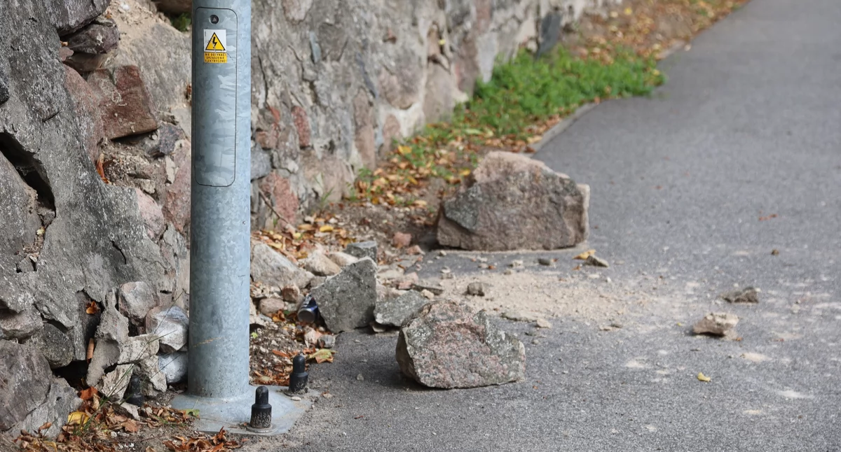 [WIDEO] Mur się sypie, ścieżka zamknięta, a winnych brak!