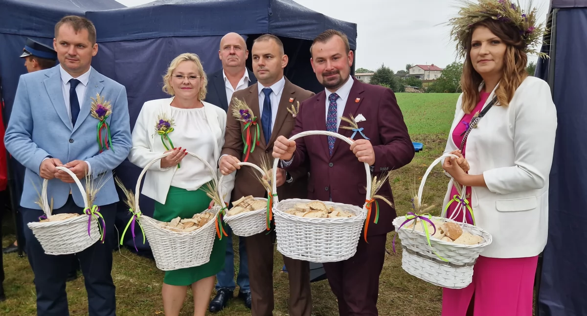 Wieńce, chleb i śpiew w dożynkowym deszczu nad Podróżną
