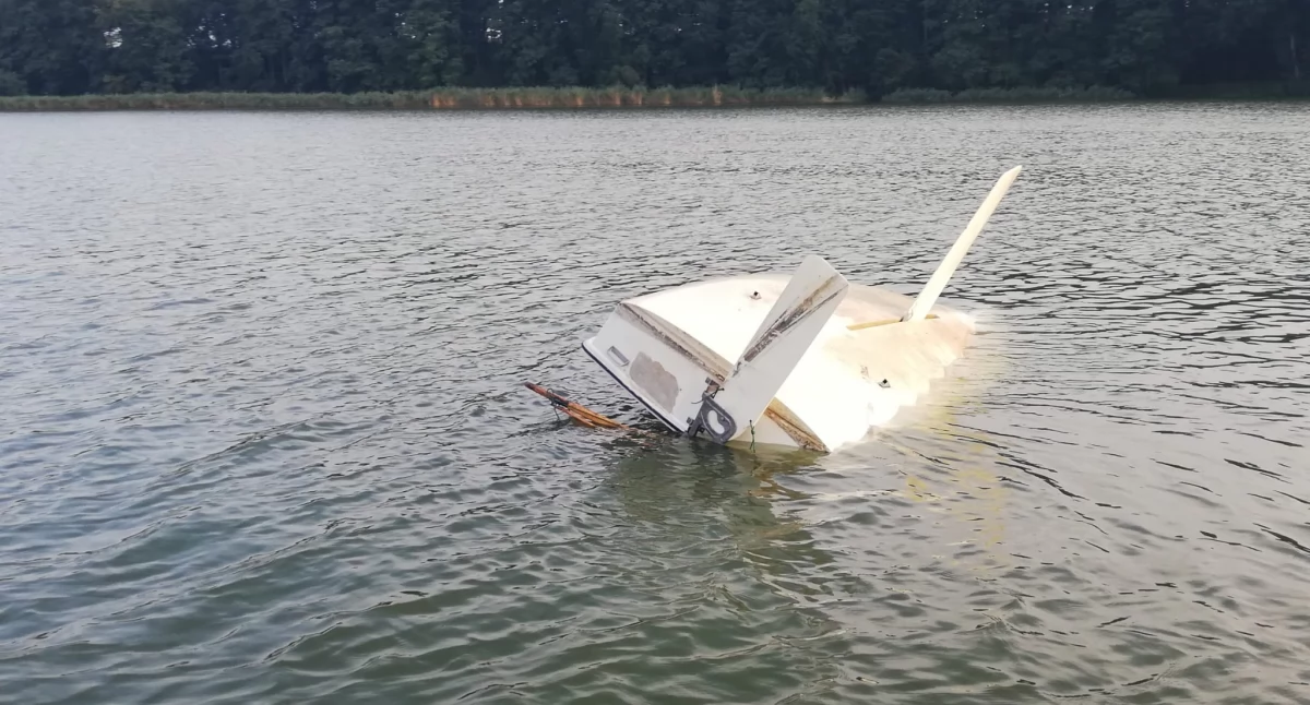 Chwila grozy na Jeziorze Zaleskim. Łódź przewróciła się na wodzie