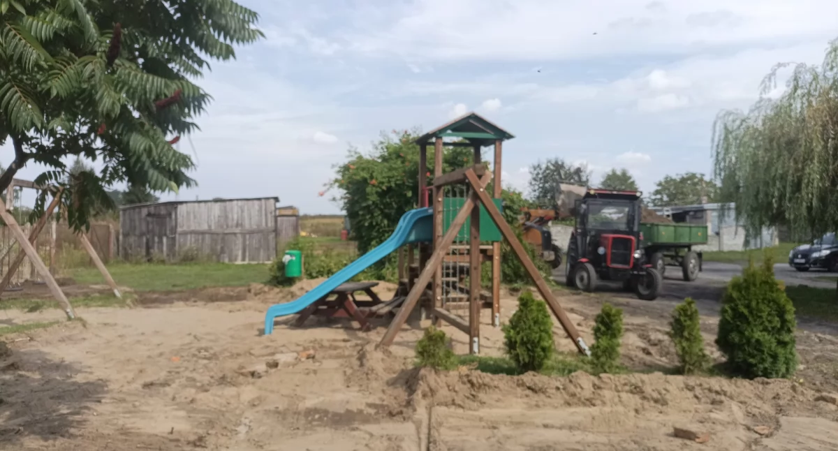 Razem dla dzieci. Mieszkańcy Pomiarek remontują plac zabaw