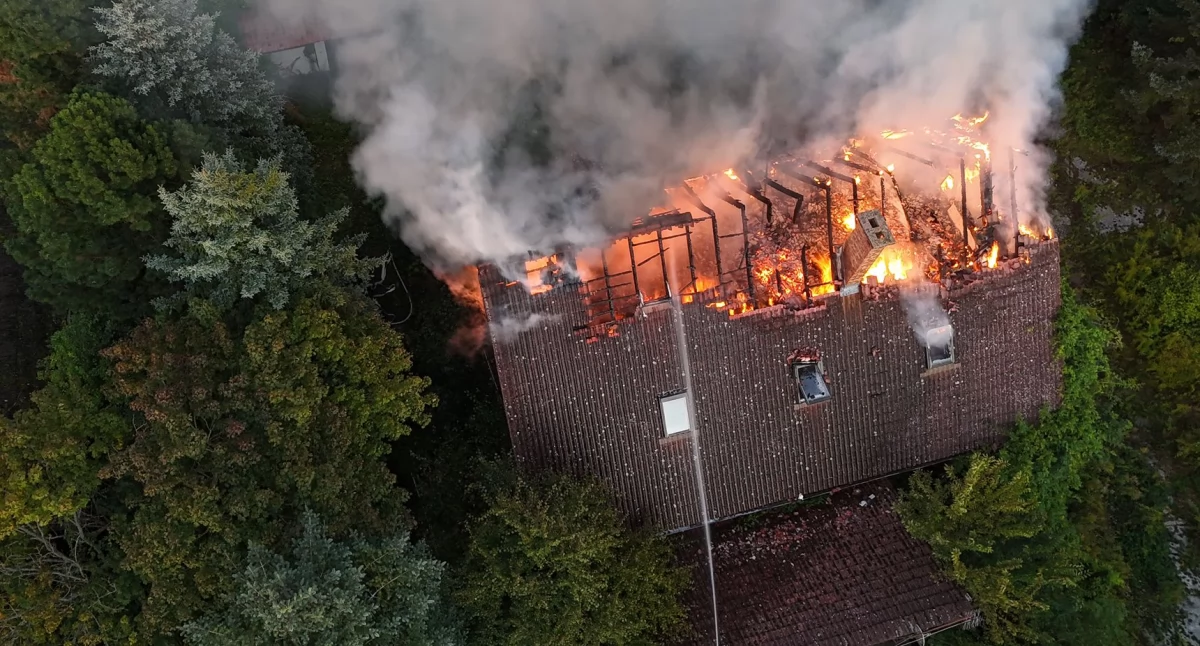 [WIDEO] Pożar budynku przy ul. Wielatowskiej w Złotowie. Akcja gaśnicza wciąż trwa