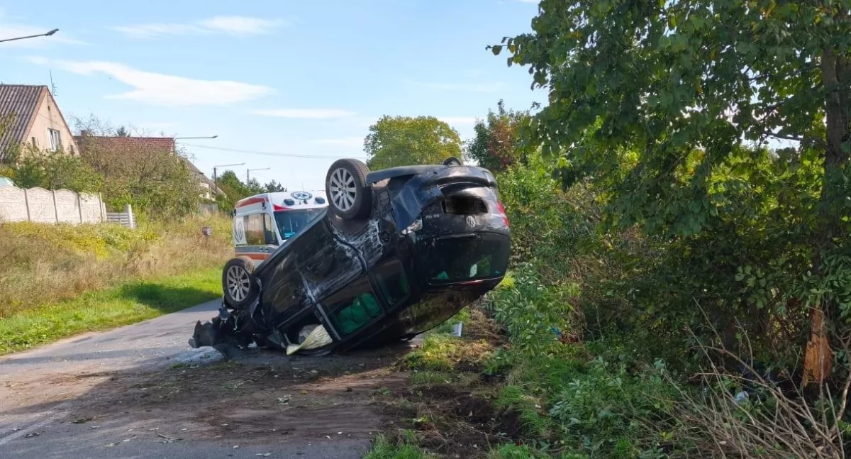 Dachowanie po ukąszeniu owada. Groźnie wyglądający wypadek pod Jastrowiem