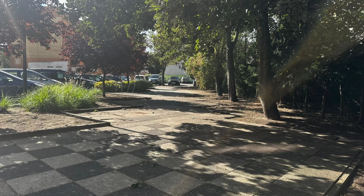 Dlaczego zniknęły ławki i stoliki przy ul. Słowackiego?