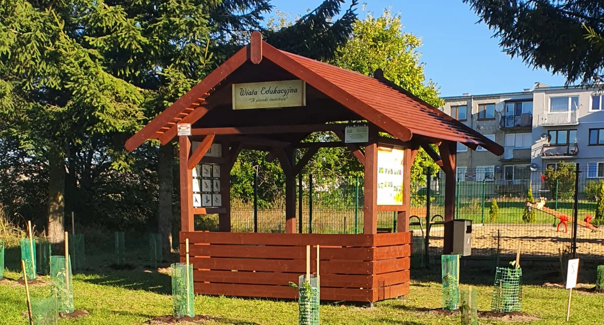 Józefowo stawia na ekologię. Nowa wiata już służy mieszkańcom