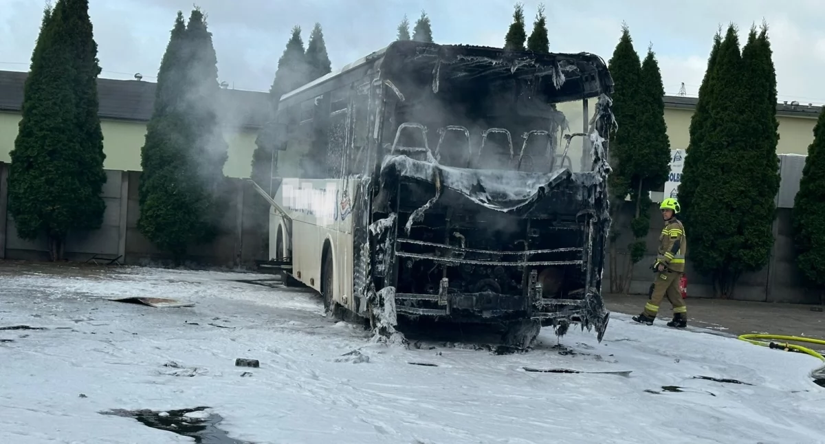 Spłonął autobus, ogień bardzo szybko zajął wnętrze pojazdu!