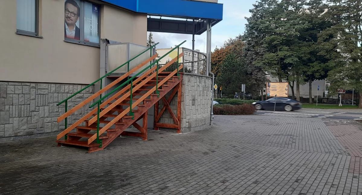 Remont schodów przy banku PKO na ulicy Norwida