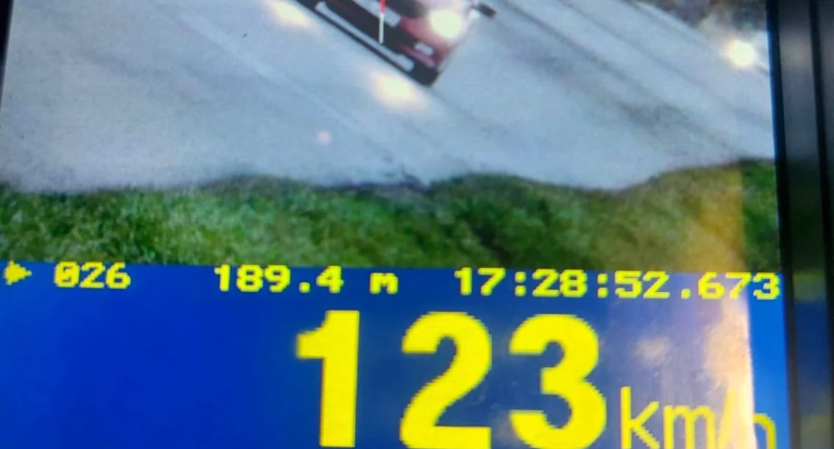 Pomyliła drogę z torem wyścigowym – 123 km/h w zabudowanym
