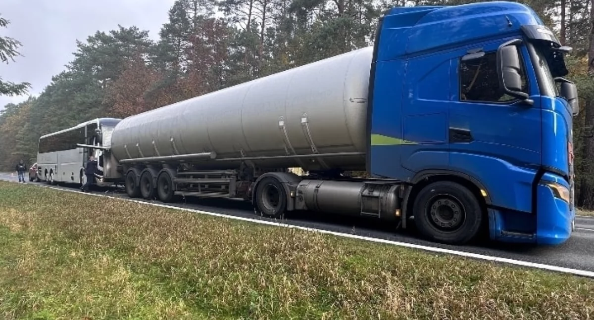 Wypadek z autokarem szkolnym na krajowej 10