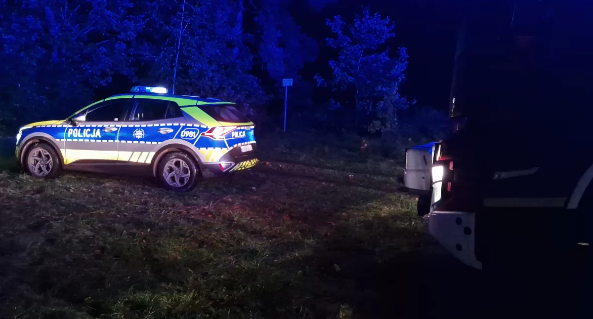 [WIDEO] Strażacy i policjanci ruszyli z latarkami w las!