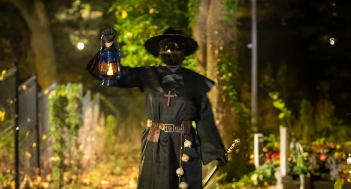 Mroczny spacer po złotowskich cmentarzach. Historia, refleksja i tajemniczy Doktor Plaga