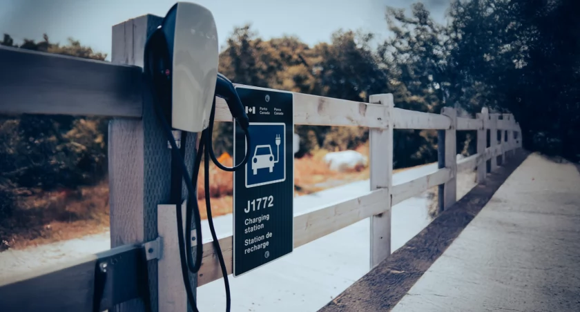 Mapa ładowania samochodów elektrycznych – jak zaplanować podróż elektrykiem po Polsce?
