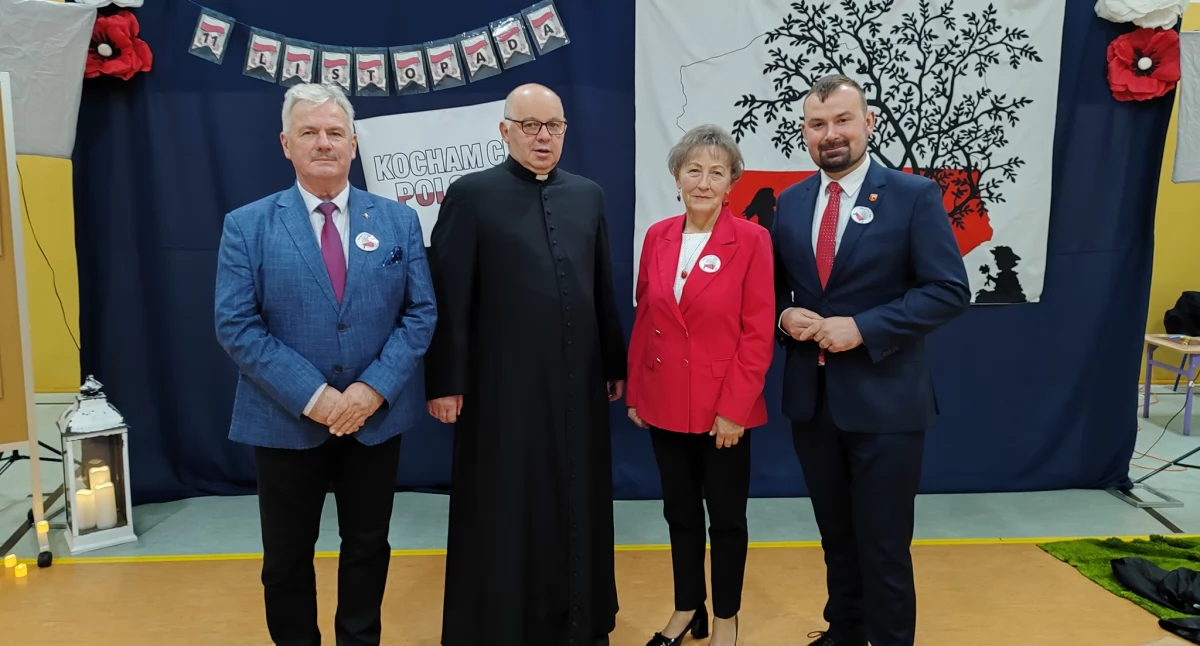 Zespół Szkolno-Przedszkolny w Głubczynie z odznaczeniem za działalność patriotyczną