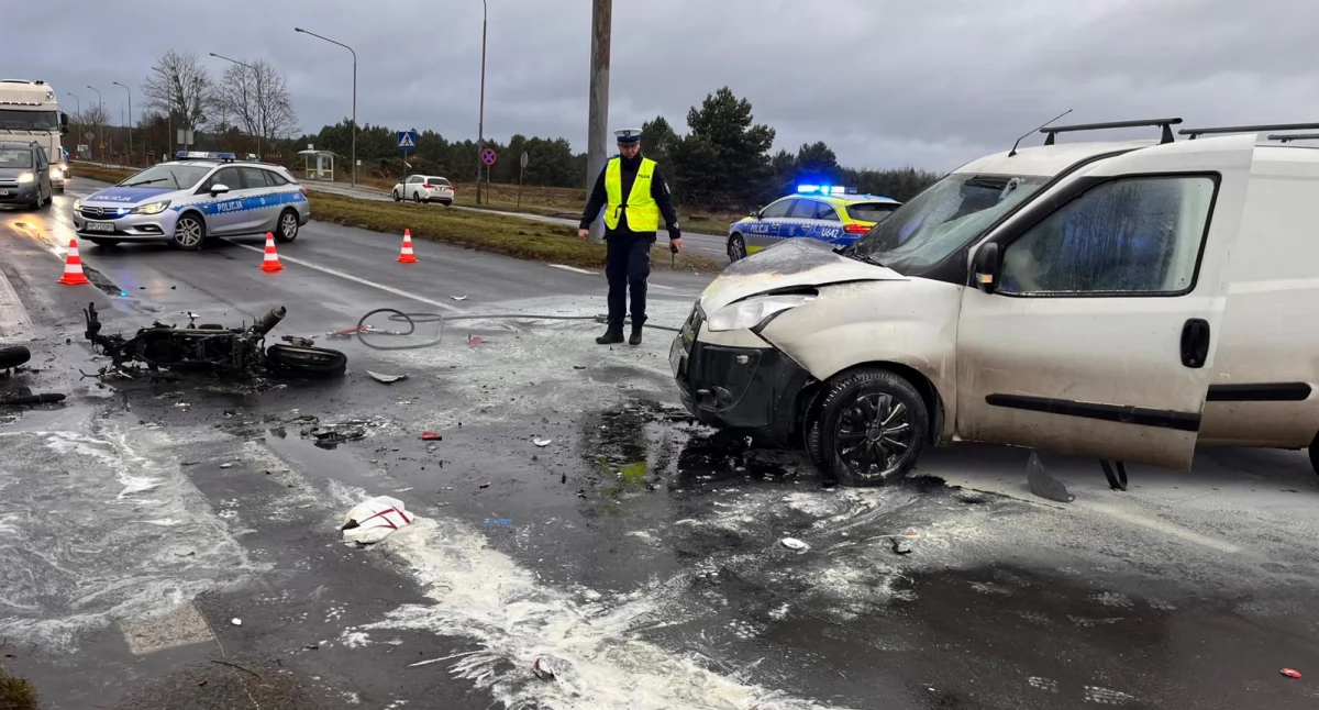 Zderzenie auta z motocyklem. Jedna osoba trafiła do szpitala