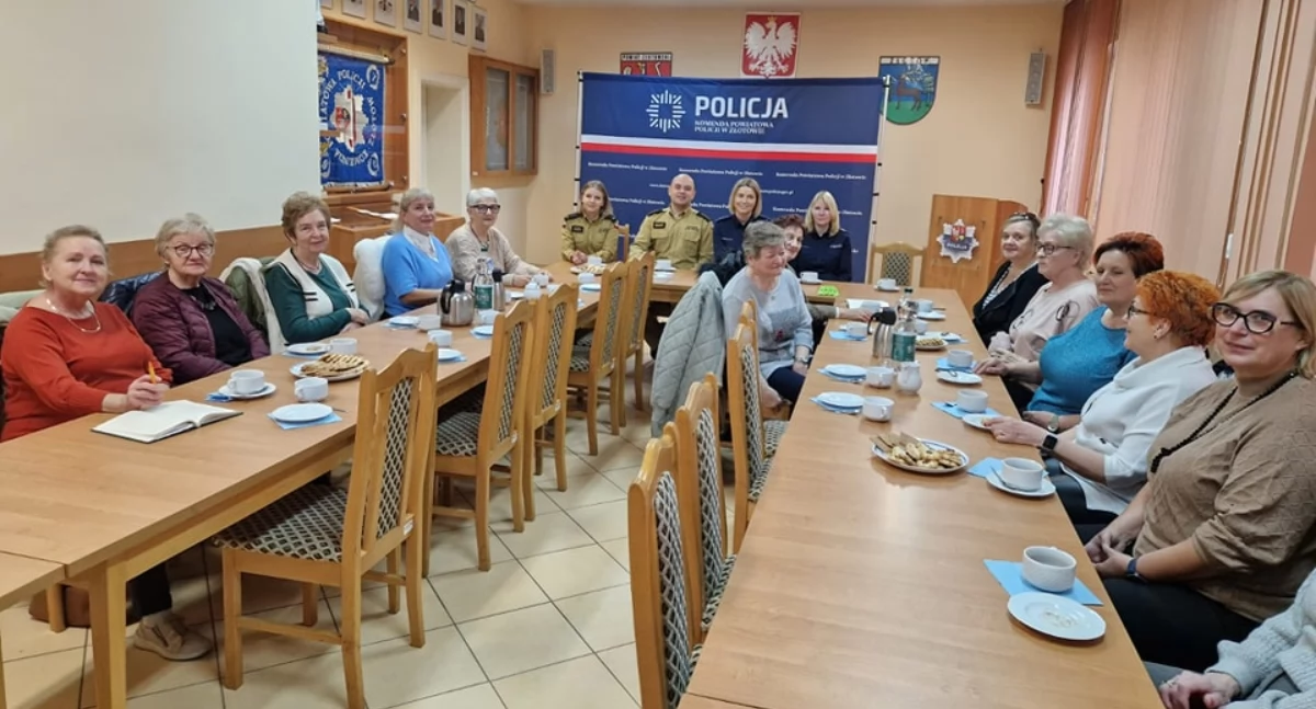 Strażacy i policjanci edukują seniorów z UTW w Złotowie