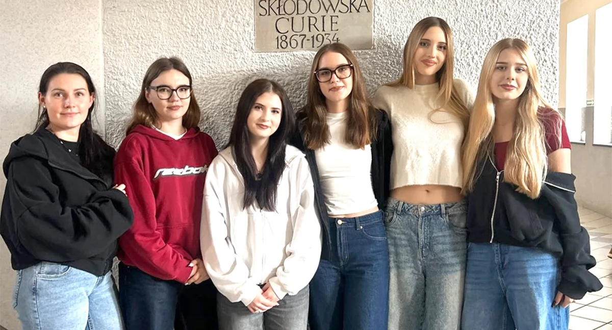 Licealistki biorą seniorów pod swoje skrzydła