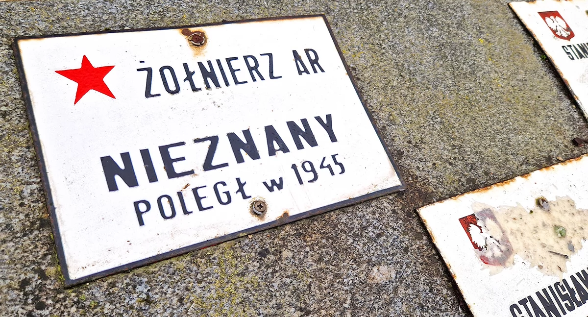 Nie chcą czerwonych gwiazd na mogiłach Cmentarza Wojennego