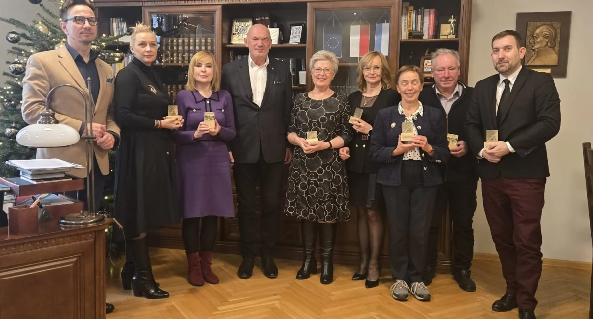 Medal dla Naczelnej Pielęgniarki ze Złotowa. Uczelnia dziękuje, szpital gratuluje