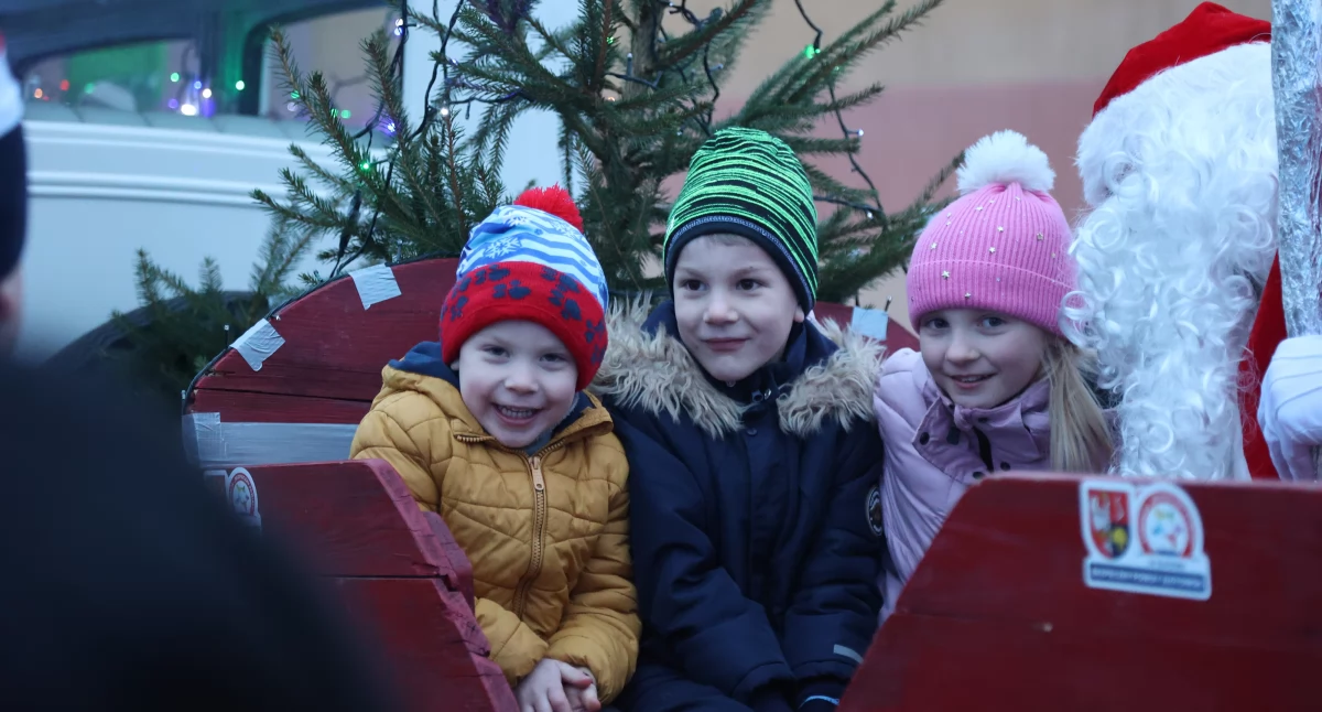 Początek trasy w Świętej. Konwój Straży Świętego Mikołaja ruszył przez powiat