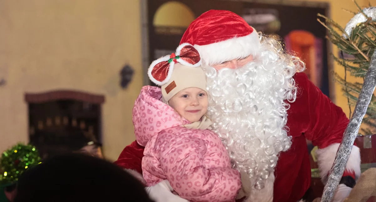Mikołajki w Złotowie. Mieszkańcy bawili się na pl. Paderewskiego