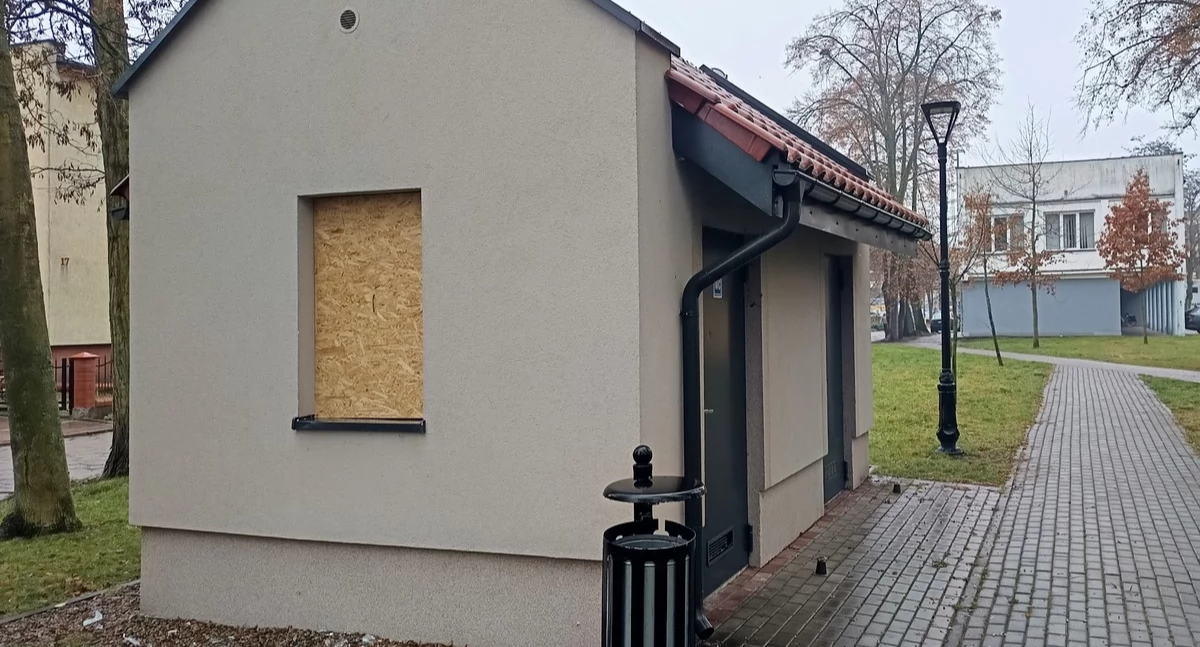 Roztrzaskał toaletę w parku. 39 latek chciał nocować w mieści