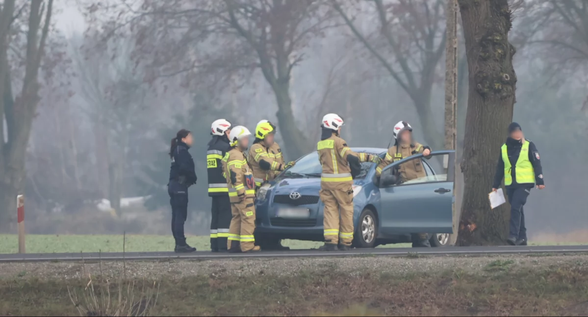 Utrata panowania nad pojazdem zakończyła się uderzeniem w drzewo