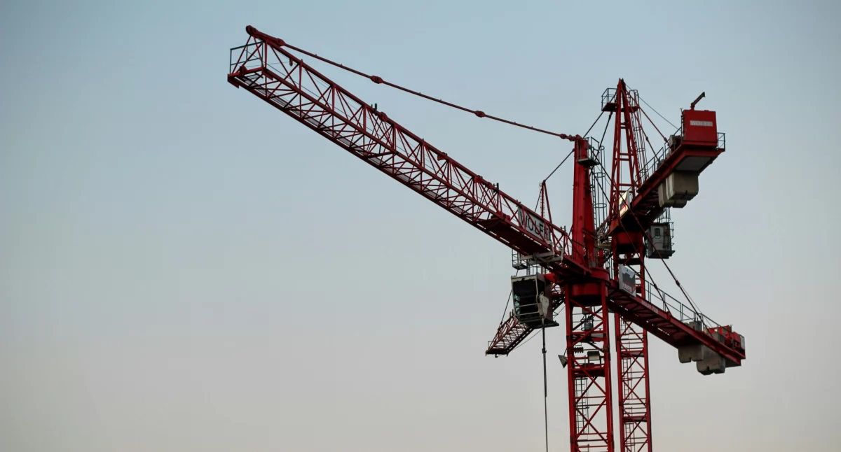 Jak żurawie Spierings zwiększają efektywność na placach budowy