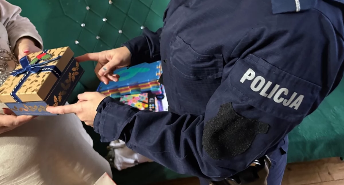 Świąteczne paczki od złotowskich policjantów